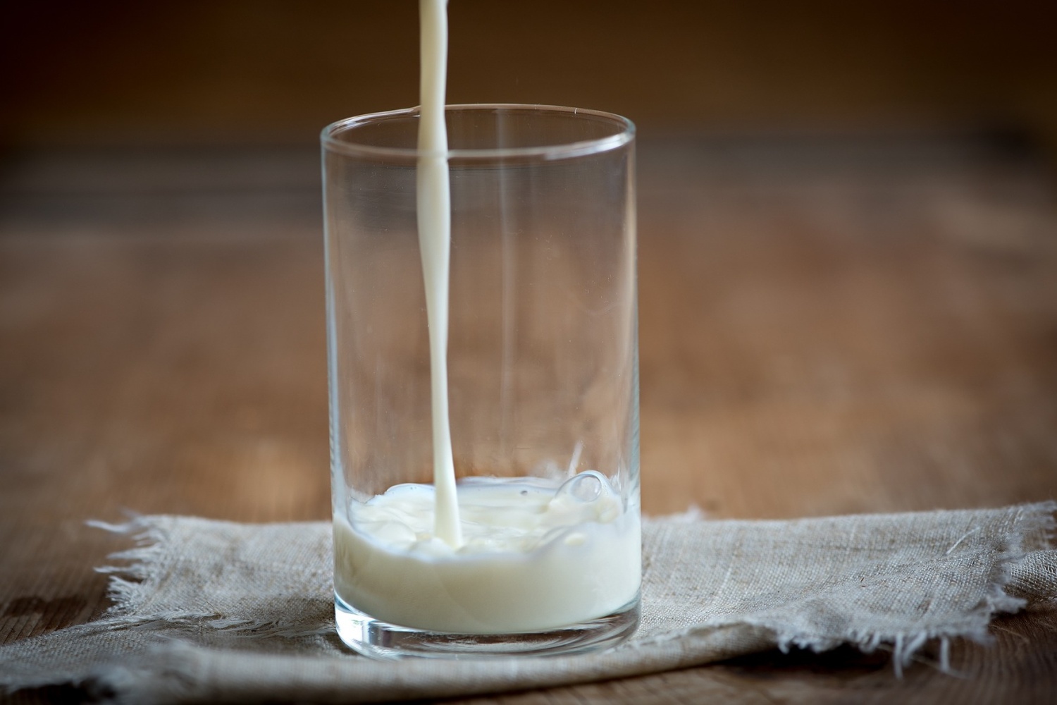 Kravské mléko vyvolává vícero nežádoucích reakcí organismu. Kromě problému s rozkládáním laktózy vyvolává často nesnášenlivost i mléčná bílkovina.