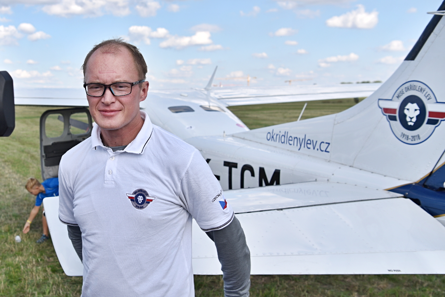 Advokát a aviatik Roman Kramařík se svým letounem, se kterým obletěl svět