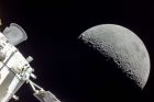Kosmická loď Orion po úspěšném obletu opouští Měsíc