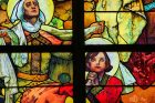 Svatá Ludmila a svatý Václav na vitráži od Alfonse Muchy ve Svatovítské katedrále