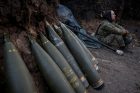 Voják 1148. samostatné dělostřelecké brigády Vzdušných útočných sil Ukrajiny připravuje houfnici M777 k palbě na ruské jednotky uprostřed ruského útoku na Ukrajinu v Doněcké oblasti na Ukrajině