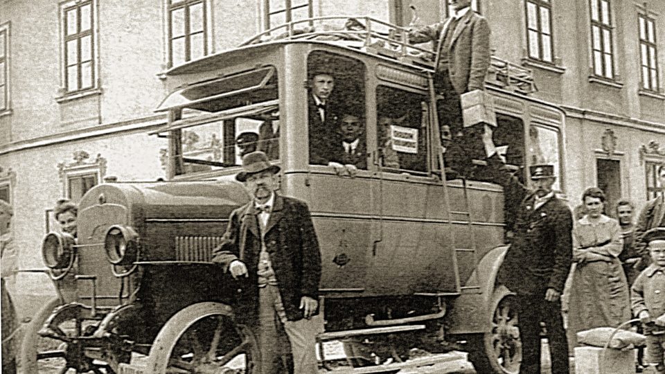 Novější poštovní autobus Laurin & Klement v roce 1921 v Trhové Kamenici