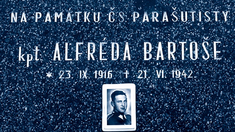 Pamětní deska na domě čp. 140, kde velitel paravýsadku SILVER A kpt. Alfréd Bartoš prožil dětství, jeho otec tady měl pekařství