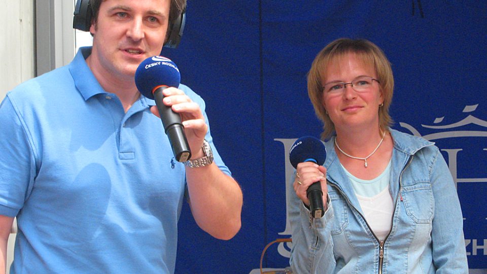odpolední moderátor Jiří Pešina s hostem rubriky Máme rádi zvířata Radkou Benčovou ze Psí školy Conica