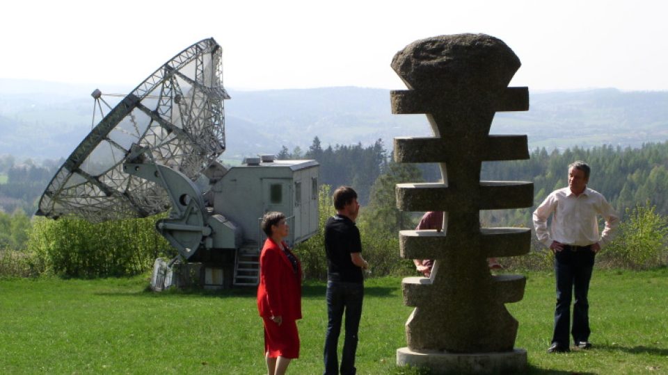 Účastníci natáčení si se zájmem prohlíží dílo Vepice sochaře Čestmíra Suška