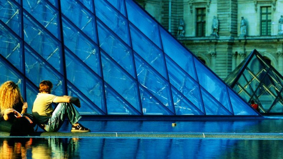 Paříž - skleněná pyramida, Louvre