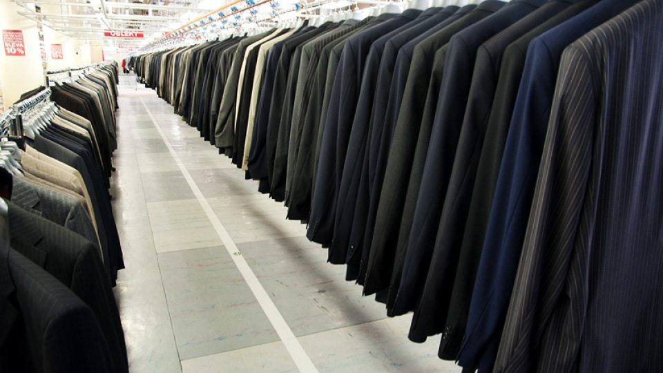 Tak vypadaly dlouhé řady obleků v největší podnikové prodejně