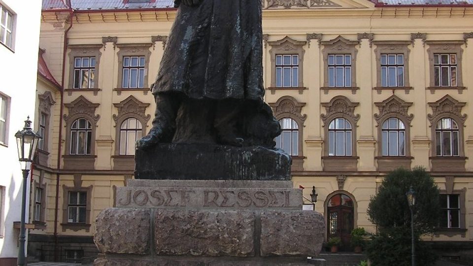 Resselův pomník od Ladislava Šalouna