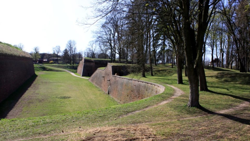 Příkop široký až 30 m odděluje hlavní val pevnosti od Bastionu