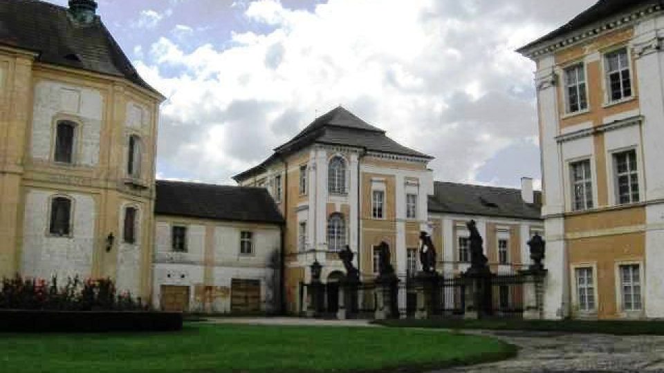 Duchcov - sochy z dílny Matyáše Brauna na prvním nádvoří zámku Duchcov