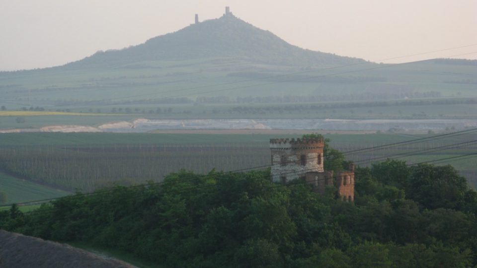 Windsor - dřívě větrný mlýn, pak lovecký zámeček, dnes ruina (v pozadí hrad Hazmburk)