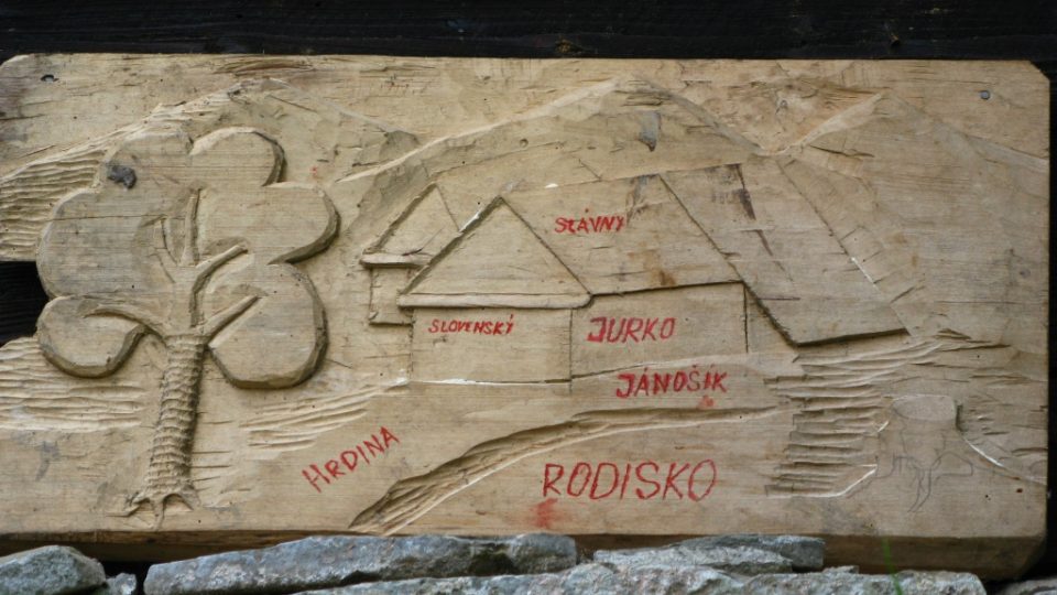 Památku zbojnického kapitána v osadě Jánošíkovců připomíná dřevořezba
