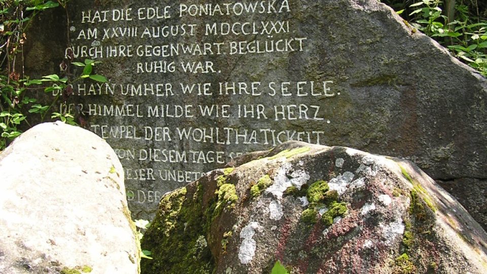 Památný kámen s nápisem, který dal biskup Hay vytesat na paměť svého setkání s kněžnou Poniatowskou.