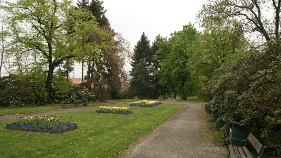 Mikulášský hřbitov v Plzni - pohled na pravou část hřbitova, kde je hrob J. K. Tyla