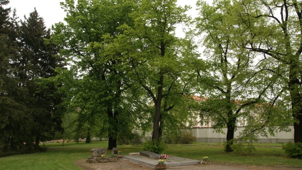 Část Mikulášského hřbitova v Plzni s hrobem J. K. Tyla
