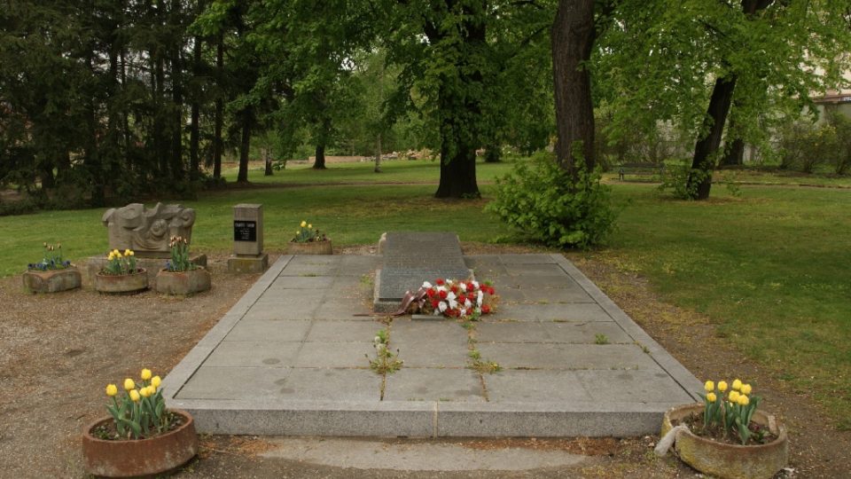 Mikulášský hřbitov v Plzni a hrob J. K. Tyla - chybí pomník, péče o hrob je bídná