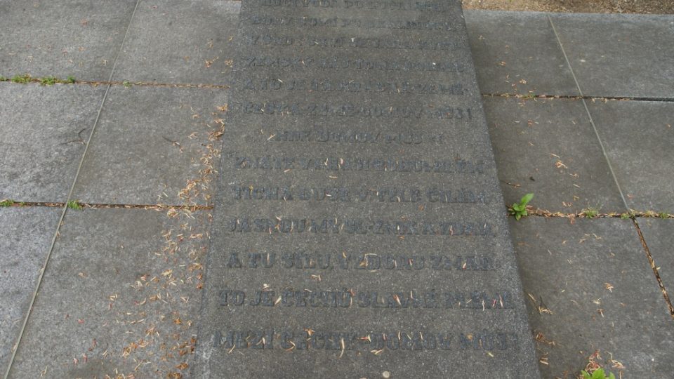 Mikulášský hřbitov v Plzni - deska na hrobu J. K. Tyla, na které jsou uvedena slova státní hymny