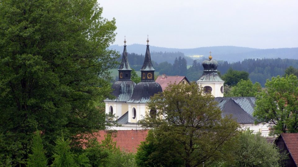 Kostel sv. Václava ve Zvoli - jedna z věží má tvar biskupské čepice