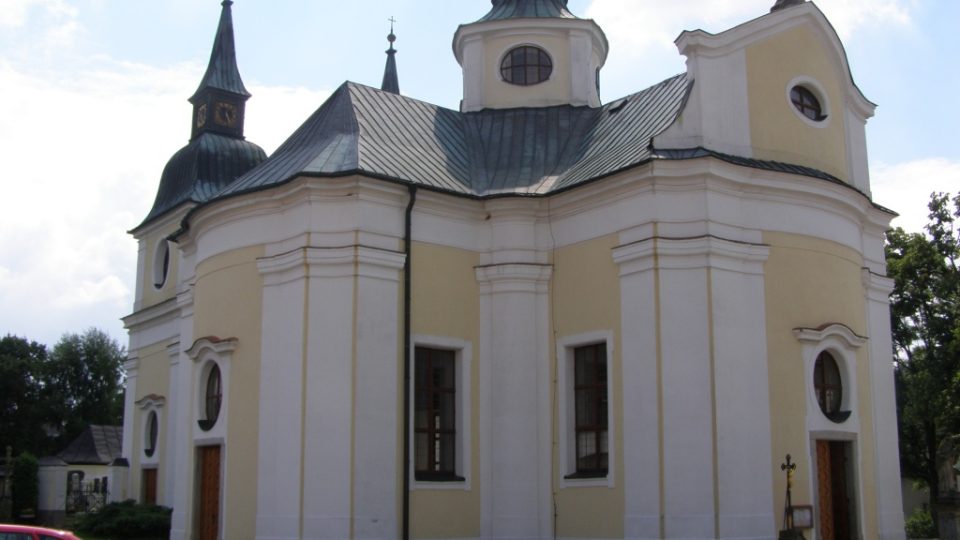 Kostel sv. Václava ve Zvoli - W v kříži nad vchodem označuje iniciály opata Václava Vejmluvy
