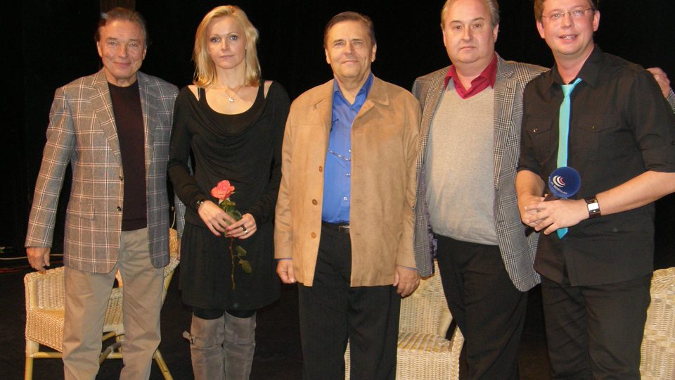 Společná fotografie: Karel Gott, Lucie Bílá, Václav Kozel, Jan Adam a Aleš Cibulka