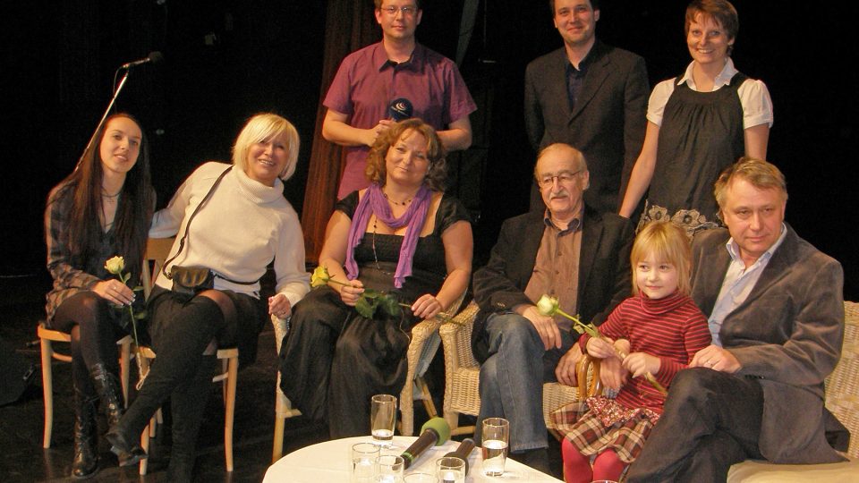 Společné foto: Jana Rybníčková, Hana Čížková, Martina Hudečková, Juraj Herz, Antonín Procházka, nahoře: Aleš Cibulka, Jan a Zuzana Burdovi