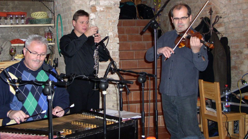 Příprava nástrojů (zleva): Jan Rampáček, Martin Ventrča, Petr Mikulka