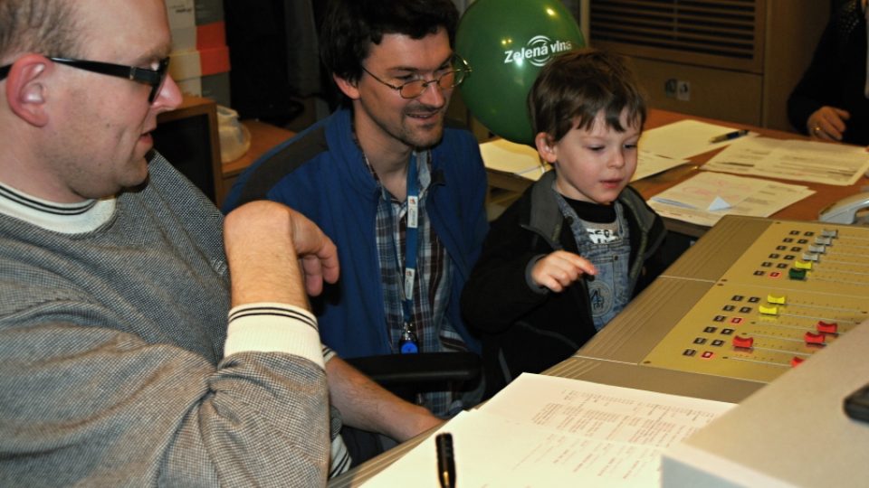 Jestli uhodnete, kdo pomáhal s vysíláním? | foto: Petra Škarková, Český rozhlas Jestli uhodnete, kdo pomáhal s vysíláním?