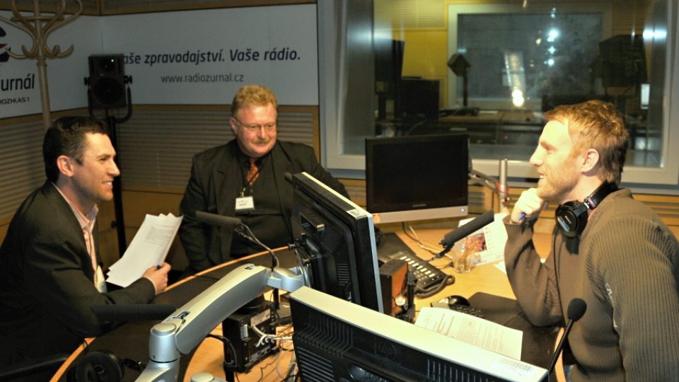 Vysílací studio Radiožurnálu, kde sedí zleva: J. Říha, L. Šedivý a J. Chum | foto: Petra Škarková, Český rozhlas Vysílací studio Radiožurnálu, kde sedí zleva: J. Říha, L. Šedivý a J. Chum