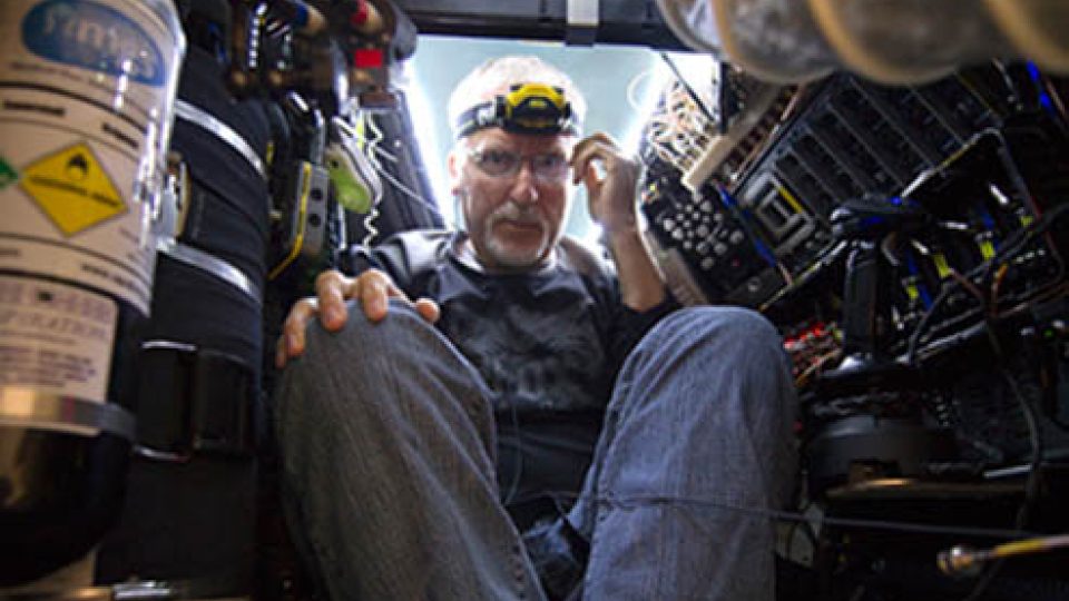 Stísněná kabina pilota batyskafu Deepsea Challenger, v níž pózuje James Cameron