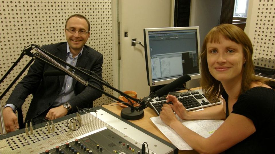 Filip Bobiňski ve studiu s autorkou pořadu Až na dřeň Kateřinou Kubalovou