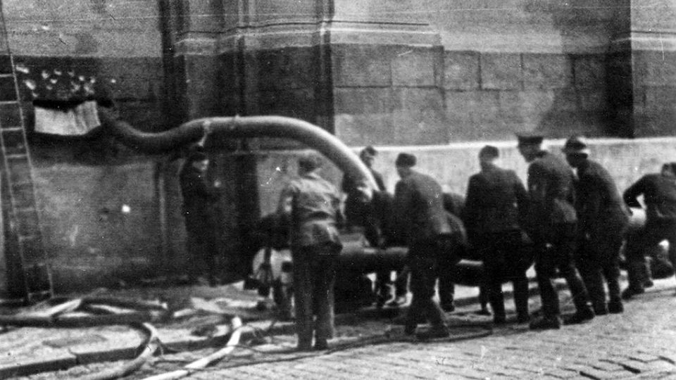 Na rozkaz gestapa museli pražští hasiči zaplavit kryptu kostela sv. Cyrila a Metoděje, ve které se skrývali výsadkáři po atentátu na Heydricha