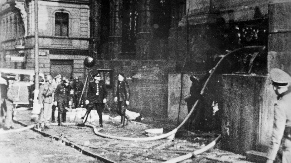 Hasiči u kostela sv. Cyrila a Metoděje v Resslově ulici, ve kterém výsadkáři několik hodin vzdorovali přesile německých jednotek