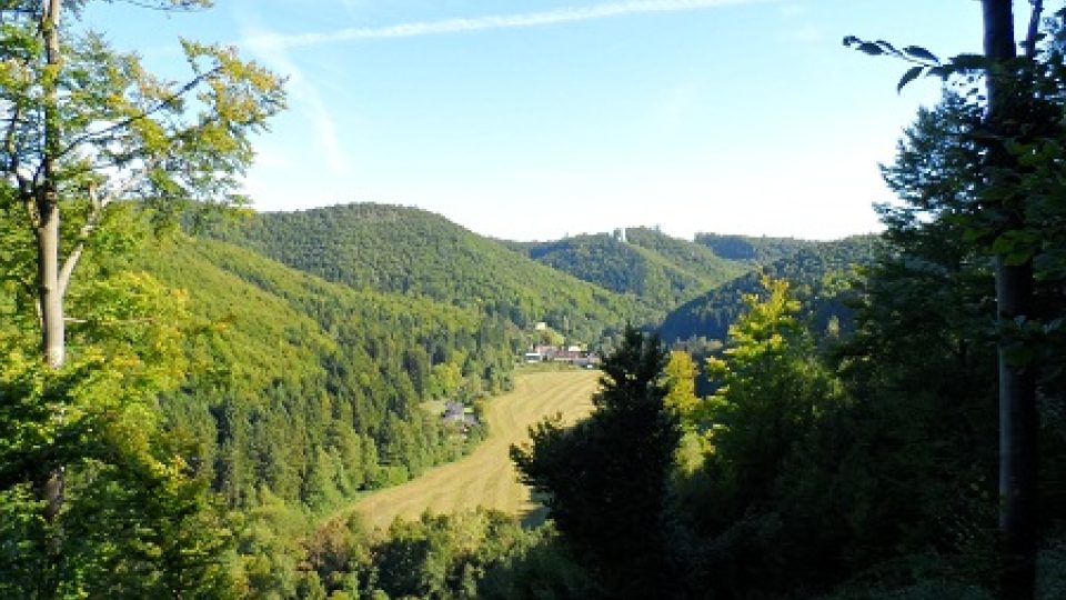 Část údolí Březné s osadou Drozdovská Pila.