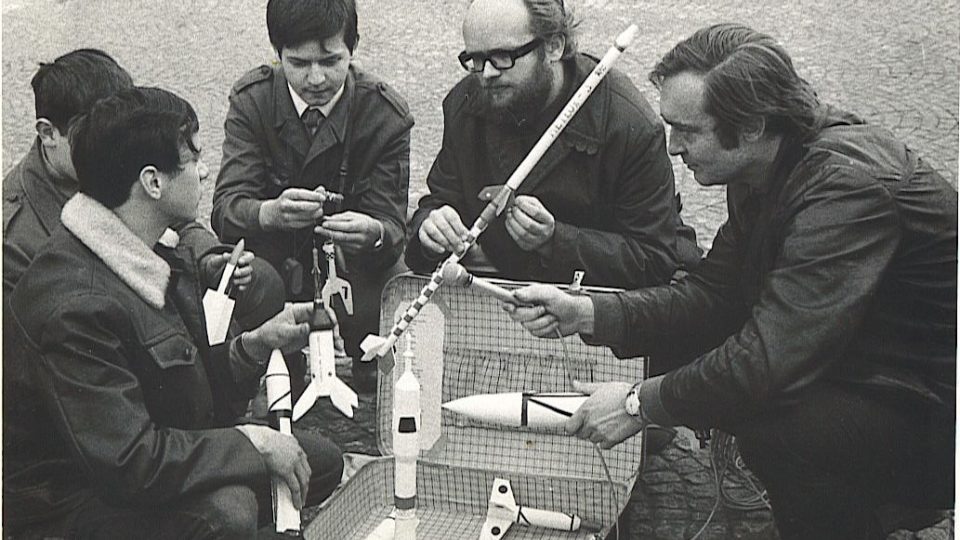 (zprava) Oldřich Unger, Bohumil Kolář a tři členové oddílu raketových modelářů z Dobříše - Mirek Čadek, Robert Tošek a Standa Černý. K natáčení pořadu pro Meteor došlo začátkem listopadu 1971 a Meteor vysílal reportáž 20.11. 1971.