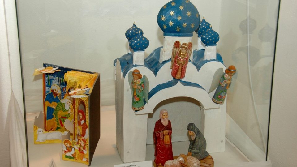 Petrohradský betlém. Postavy: Petrohrad, Rusko. Architektura: Jarmila Haldová, Česko. Kolem r. 2000. Malované a lakované dřevo. Sbírka Jarmily Haldové, Sedloňov | foto: Jana Šustová, Český rozhlas Petrohradský betlém. Postavy: Petrohrad, Rusko. Architektura: Jarmila Haldová, Česko. Kolem r. 2000. Malované a lakované dřevo. Sbírka Jarmily Haldové, Sedloňov