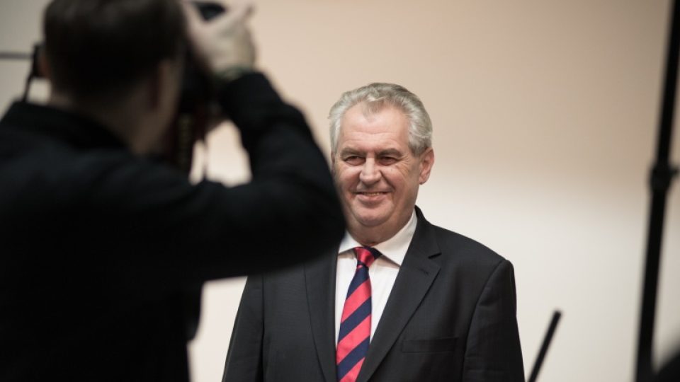 Oficiální portrét prezidenta tentokrát nepořizovala ČTK. Zeman se rozhodl pro renomovaného fotografa Herberta Slavíka