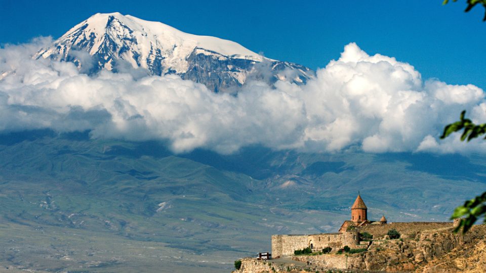 Pohled na Ararat z arménské strany s klášterem Khor Virap  v popředí.  