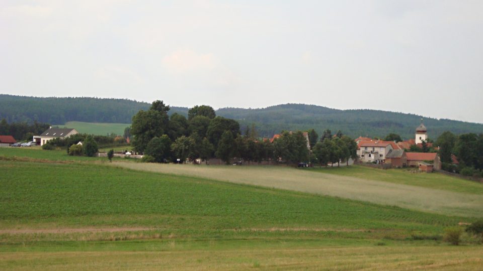 Pohled na vesnici Višňová. Vpravo chalupa, kde žili filmoví Chalupáři Josef Kemr a Jiří Sovák.