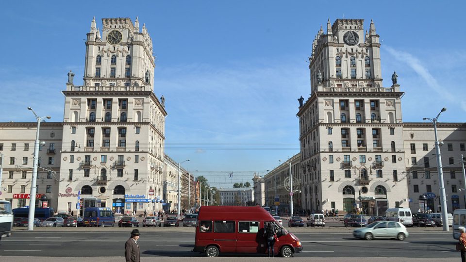Minsk a věže u vstupu do Kirovovy třídy před nádražím