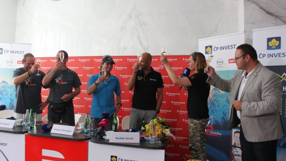 Všichni přítomní členové úspěšné expedice na K2 si na závěr tiskové konference spolu s náměstkem generálního ředitele René Zaoralem připili šampaňským