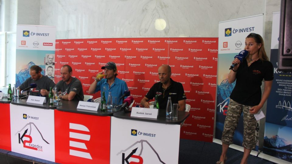 Členové výpravy na K2 na tiskové konferenci