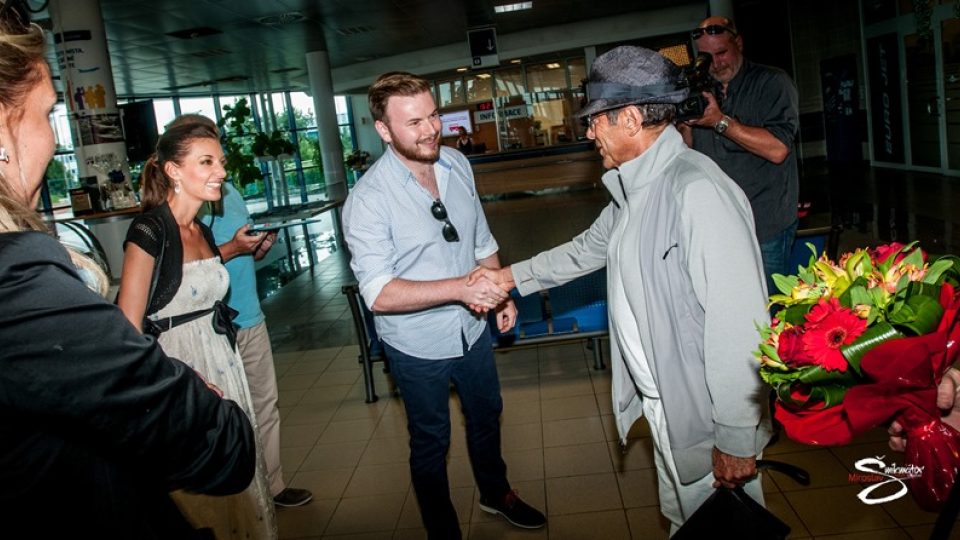 Jan Smigmator a Dasha měli jako jediní zpěváci v České republice možnost přivítat na pražském letišti světovou hudební legendu - zpěváka Paula Anku