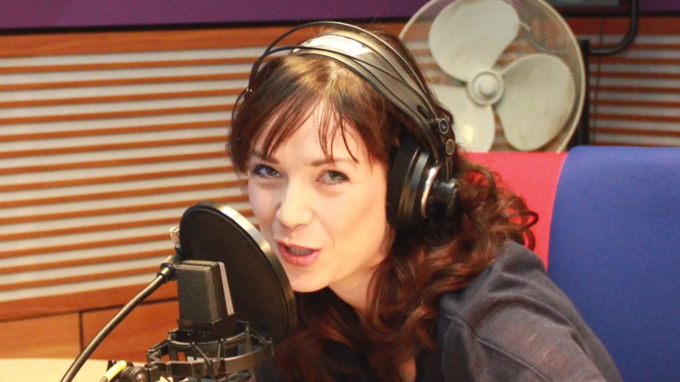 Tereza Kostková ve studiu Dvojky během jejího prvního vysílání pořadu Dvanáct ve dvanáct