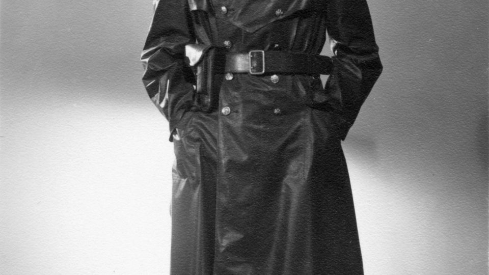 Příslušník protektorátního četnictva v nepromokavém plášti (1944)