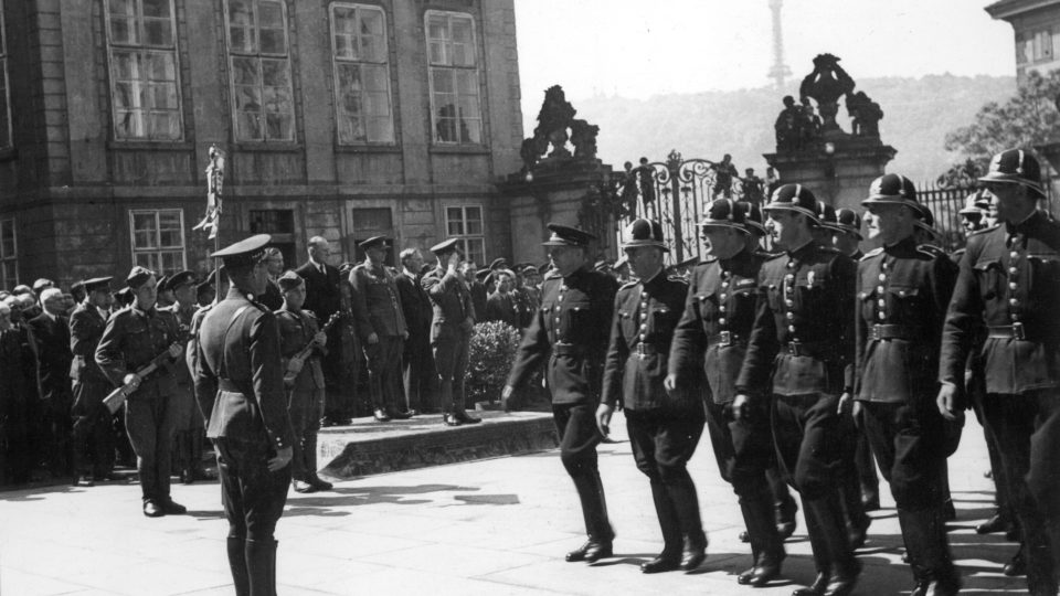 Policisté v protektorátních stejnokrojích - přehlídka na Hradě 13. 6. 1945