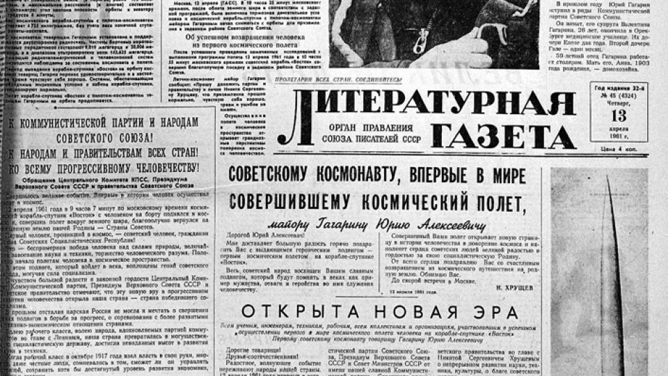 Článek o Gagarinovi, prvním muži ve vesmíru, v ruských novinách