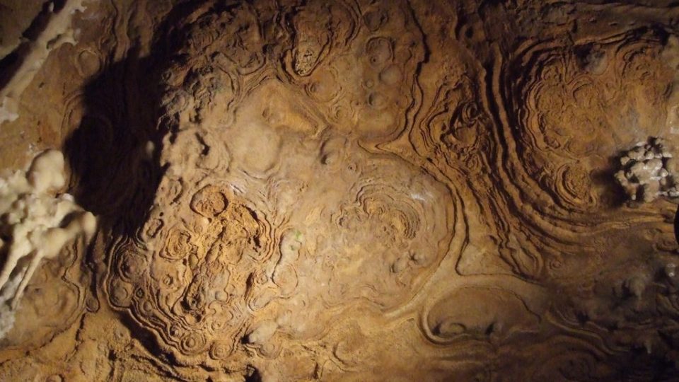 Staré sintrové útvary korodované do tvarů růžic. Útvary známé dosud jen z Koněpruských a Javoříčských jeskyní.