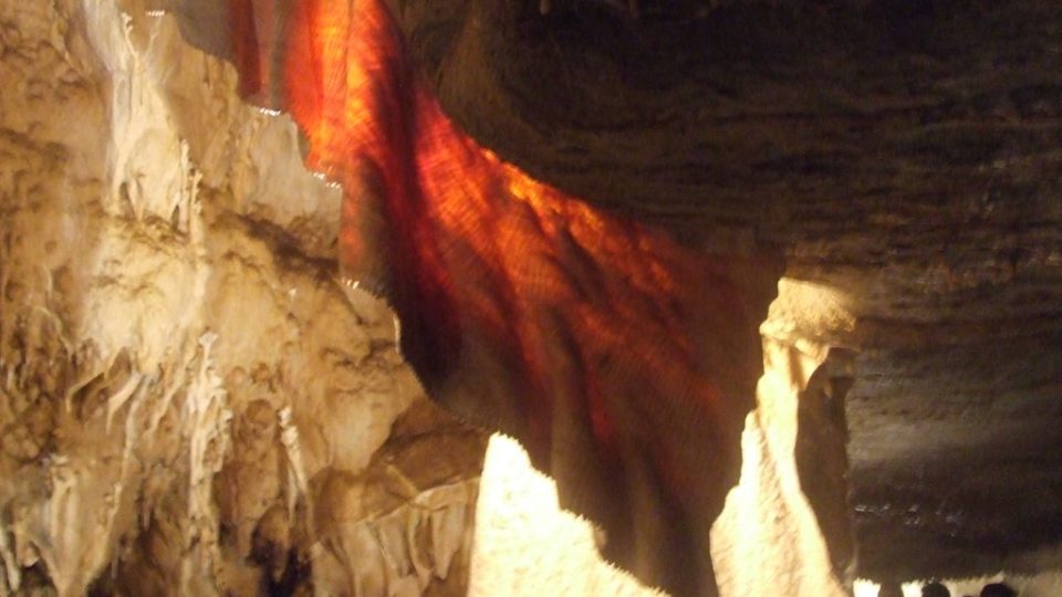 Unikátní sintrová záclona. Záclona takových rozměrů je dosud známa jen z Punkevních a Javoříčských jeskyní.