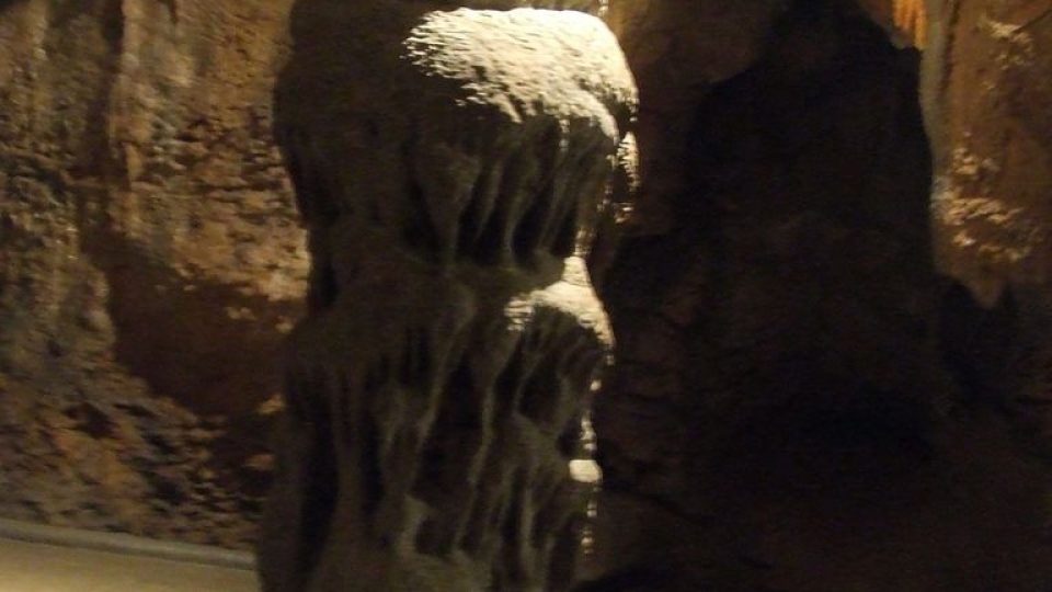 Symbol Mladečských jeskyní, stalagmit Mumie (největší stalagmit Mladečských jeskyní)