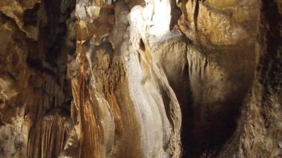 Ve vysokých puklinách stropů se stále tvoří stalaktity na sintrové náteky
